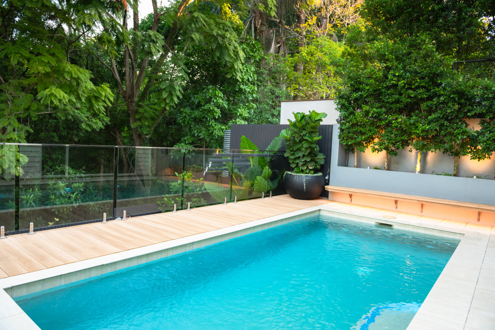 Foto di una piccola piscina tropicale rettangolare dietro casa con pedane