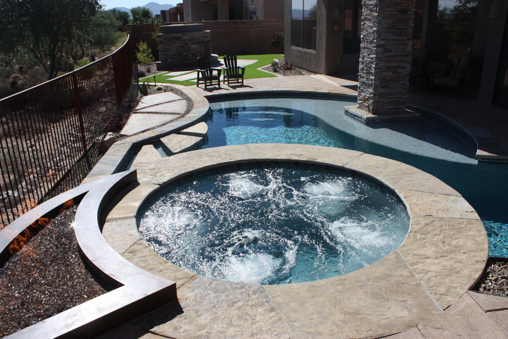 Foto de piscina contemporánea pequeña a medida en patio trasero con paisajismo de piscina y adoquines de hormigón