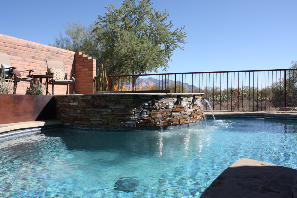 Immagine di una piscina naturale minimal personalizzata dietro casa e di medie dimensioni con una vasca idromassaggio e pavimentazioni in cemento