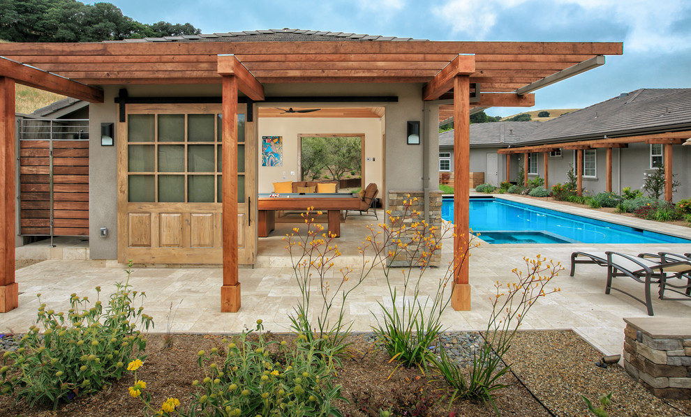 Foto di una grande piscina monocorsia chic rettangolare dietro casa con una dépendance a bordo piscina