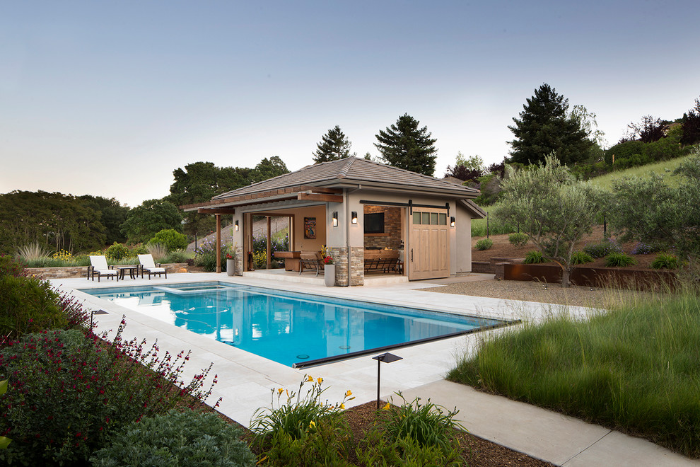 Diseño de casa de la piscina y piscina alargada clásica renovada grande rectangular en patio trasero