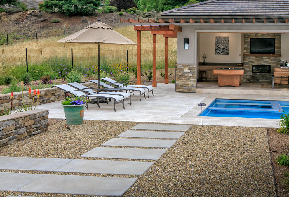 Ejemplo de casa de la piscina y piscina alargada tradicional renovada grande rectangular en patio trasero
