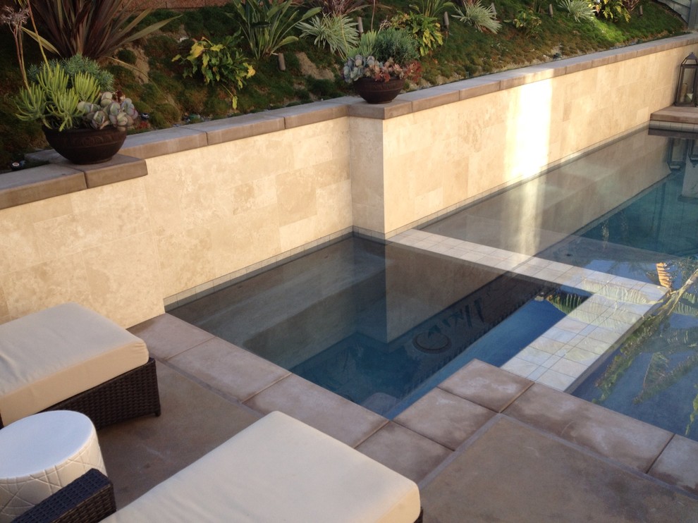 Cette image montre un petit couloir de nage design rectangle avec une dalle de béton et un bain bouillonnant.