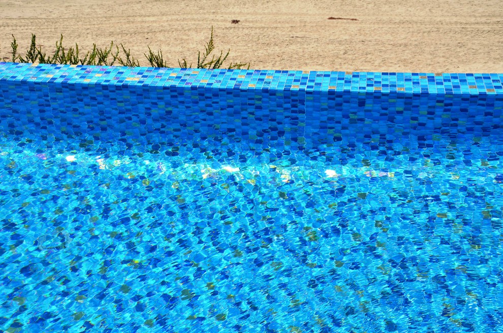 На фото: бассейн в морском стиле