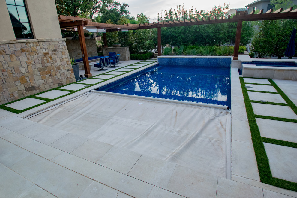 Foto di una piscina tradizionale rettangolare di medie dimensioni e dietro casa con fontane e pavimentazioni in pietra naturale