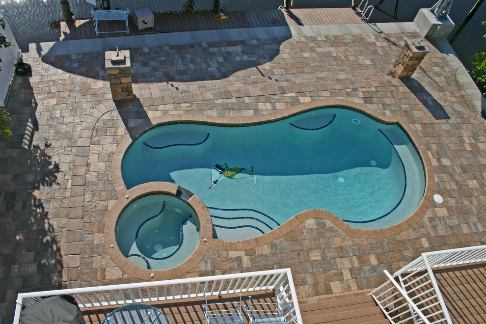 Modelo de piscinas y jacuzzis naturales contemporáneos de tamaño medio a medida con adoquines de ladrillo