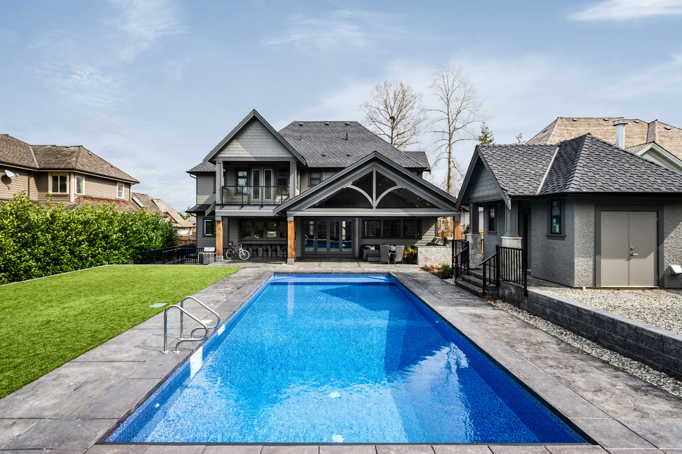 Großer Klassischer Schwimmteich hinter dem Haus in rechteckiger Form mit Stempelbeton in Vancouver