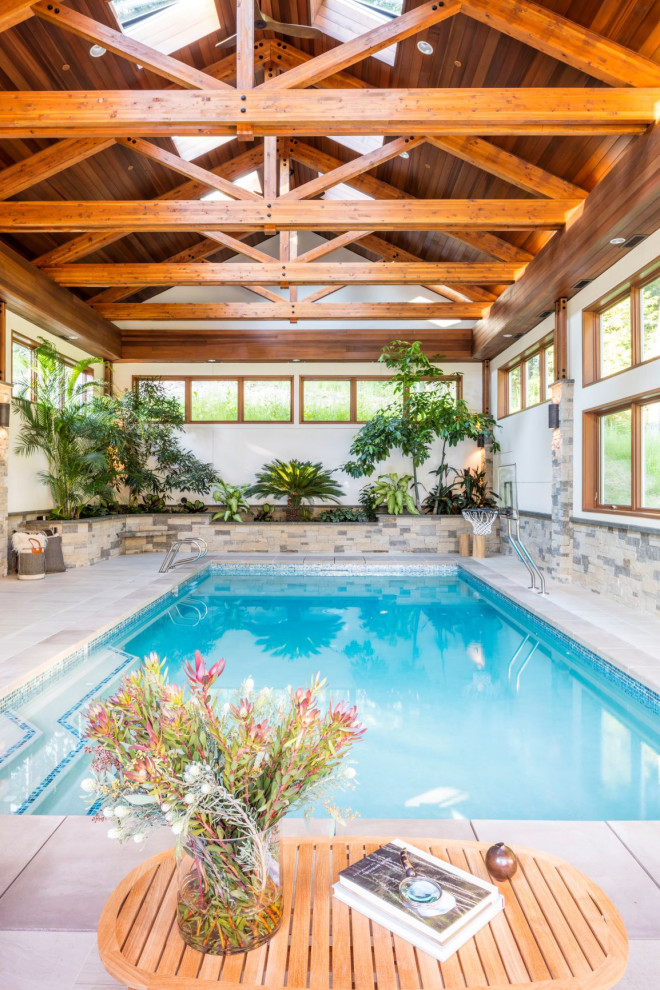 Пример оригинального дизайна: спортивный, прямоугольный бассейн в доме в классическом стиле
