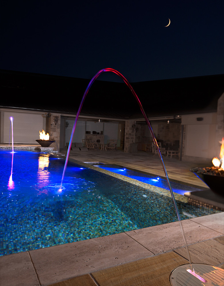 Foto de piscina infinita contemporánea de tamaño medio rectangular en patio trasero