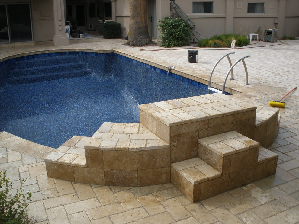 Пример оригинального дизайна: спортивный бассейн среднего размера, произвольной формы на заднем дворе в средиземноморском стиле с мощением клинкерной брусчаткой