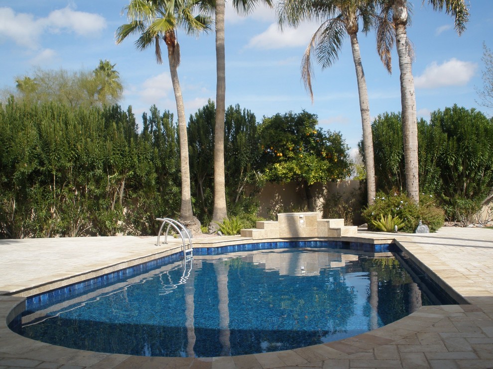 Diseño de piscina con fuente alargada mediterránea de tamaño medio rectangular en patio trasero con suelo de baldosas