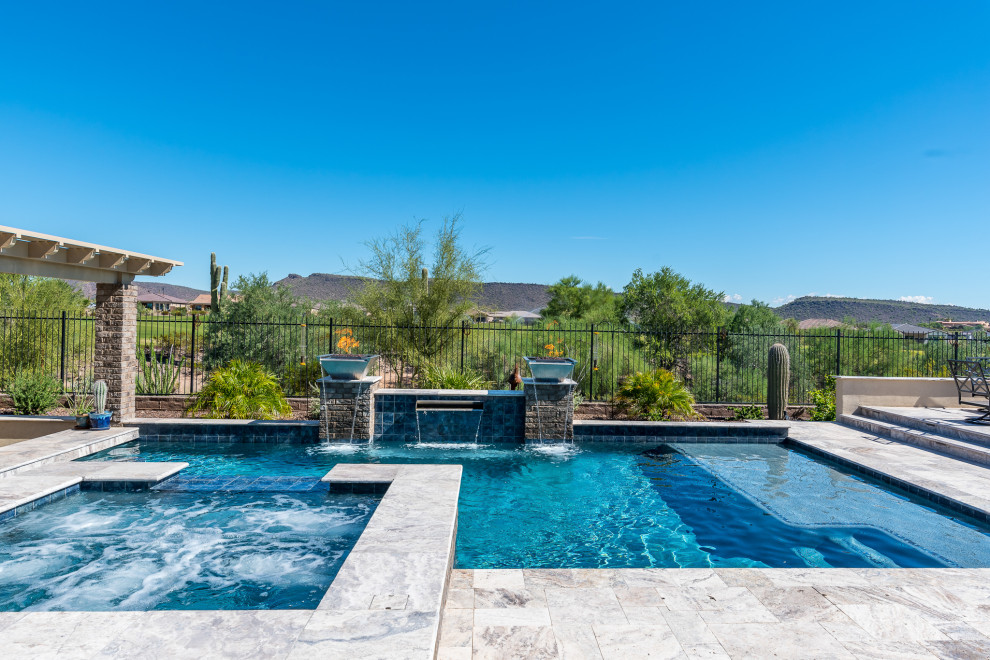 Inspiration för en mellanstor amerikansk l-formad pool på baksidan av huset, med naturstensplattor