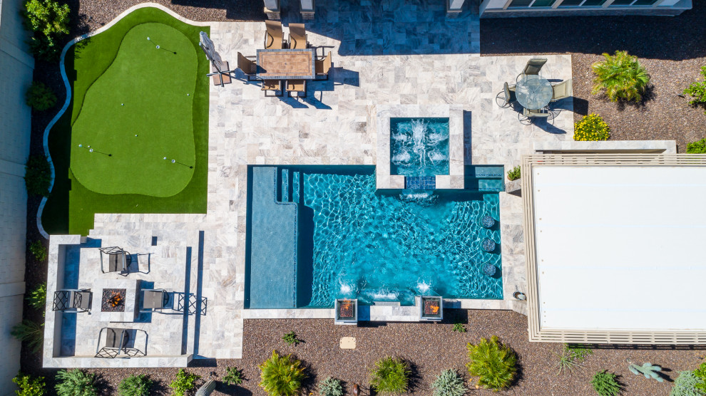 Стильный дизайн: прямоугольный бассейн среднего размера на заднем дворе в стиле фьюжн с джакузи и покрытием из каменной брусчатки - последний тренд