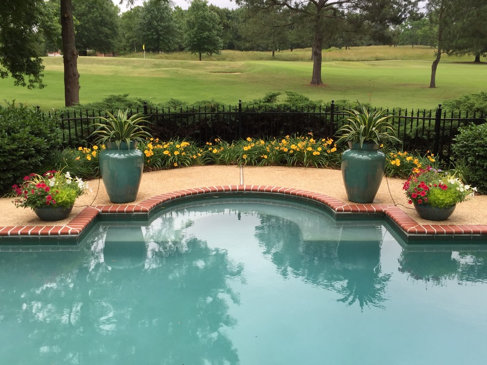 Foto di una piscina classica personalizzata di medie dimensioni e dietro casa