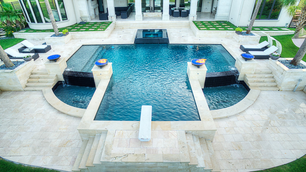 Foto di una grande piscina minimalista personalizzata dietro casa con una vasca idromassaggio e piastrelle