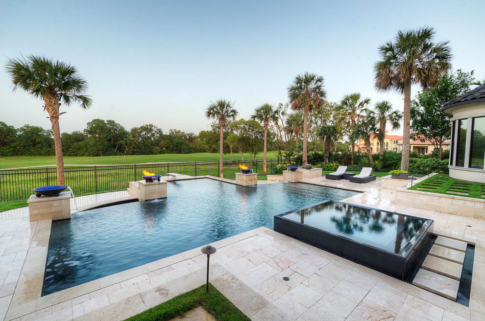 Diseño de piscinas y jacuzzis modernos grandes a medida en patio trasero con suelo de baldosas
