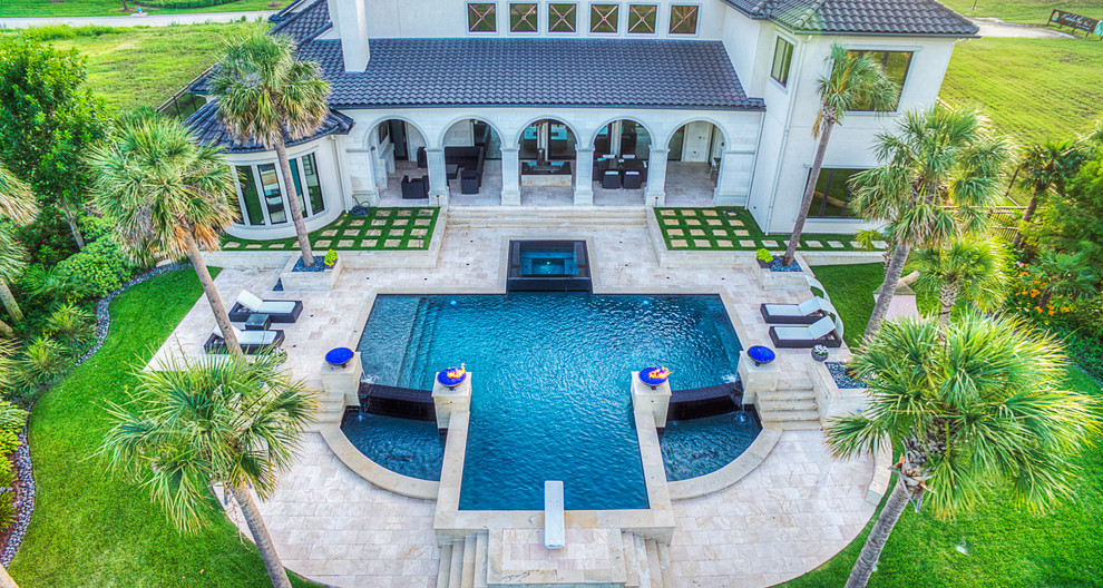 Diseño de piscinas y jacuzzis minimalistas grandes a medida en patio trasero con suelo de baldosas