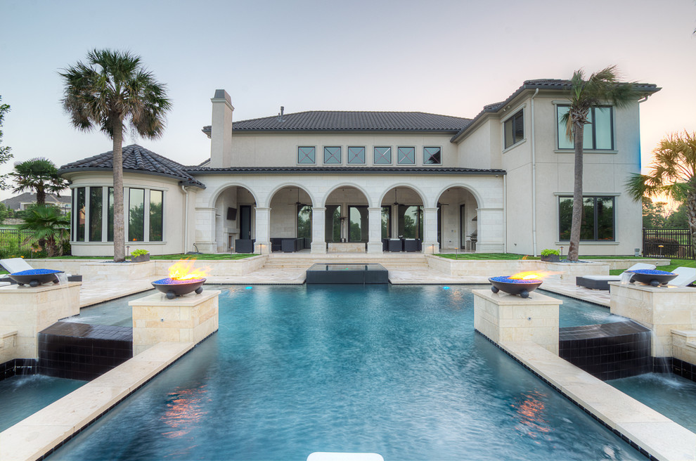 Стильный дизайн: большой бассейн произвольной формы на заднем дворе в стиле модернизм с джакузи и покрытием из плитки - последний тренд