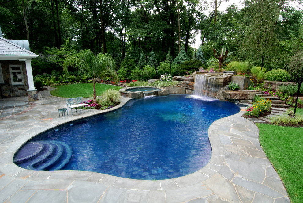 Источник вдохновения для домашнего уюта: большой бассейн произвольной формы на заднем дворе в морском стиле с джакузи и покрытием из каменной брусчатки