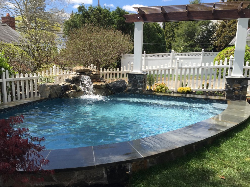 Kleiner Uriger Schwimmteich hinter dem Haus in individueller Form mit Wasserspiel und Natursteinplatten in Philadelphia