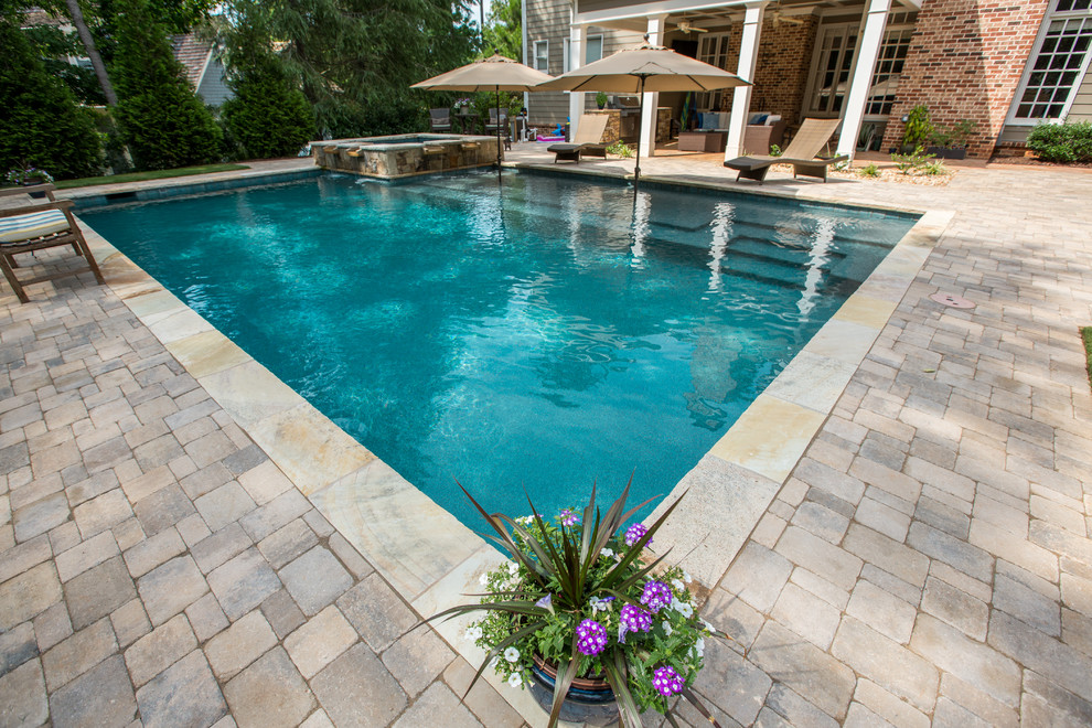 Свежая идея для дизайна: естественный, прямоугольный бассейн среднего размера на заднем дворе в стиле рустика с джакузи и покрытием из каменной брусчатки - отличное фото интерьера