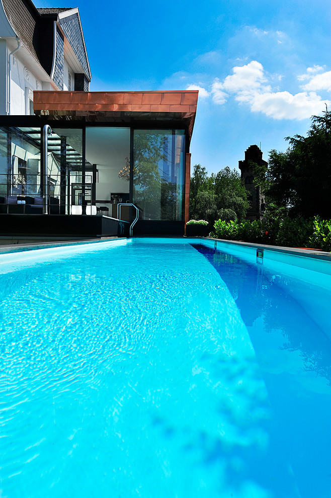 Immagine di una piscina fuori terra minimal di medie dimensioni con un acquascivolo