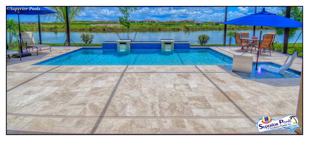 Foto di una piscina design personalizzata di medie dimensioni e dietro casa con pavimentazioni in pietra naturale