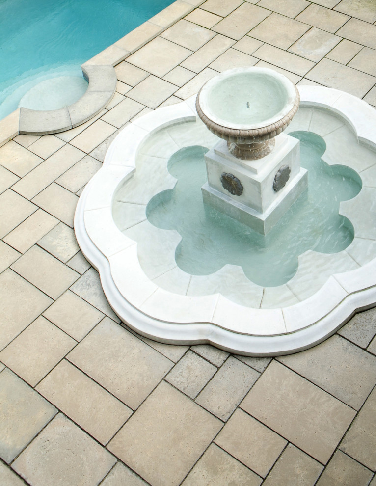 Idée de décoration pour une piscine arrière méditerranéenne de taille moyenne et sur mesure avec des pavés en béton et un point d'eau.
