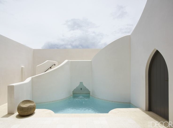 Idées déco pour une piscine classique.