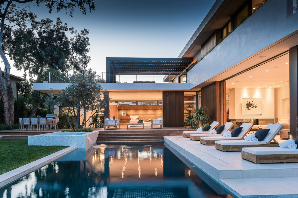 Стильный дизайн: большой прямоугольный бассейн на заднем дворе в стиле модернизм с фонтаном - последний тренд