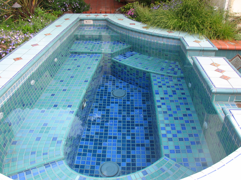 Ejemplo de piscina mediterránea a medida en patio con suelo de baldosas