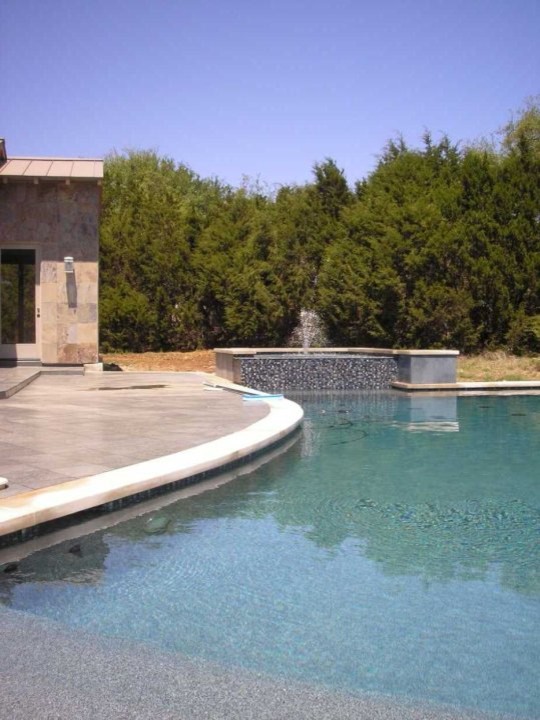 Großer, Gefliester Moderner Infinity-Pool hinter dem Haus in individueller Form mit Wasserspiel in New York