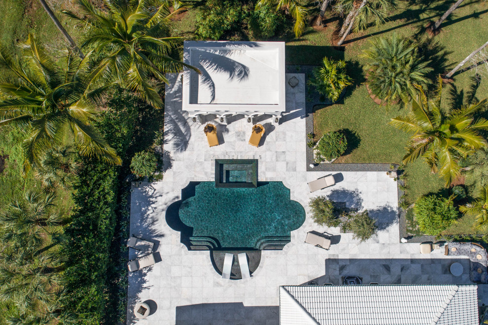 Großer Mediterraner Pool hinter dem Haus in individueller Form in Miami