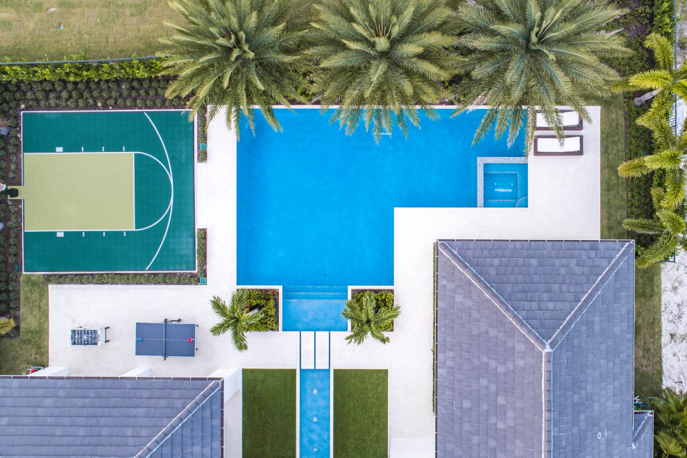Großes Modernes Sportbecken hinter dem Haus in individueller Form mit Wasserspiel in Miami