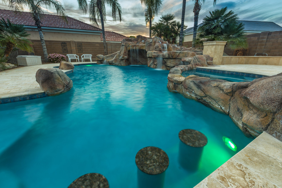 フェニックスにある高級な広い地中海スタイルのおしゃれな裏庭プール (噴水、タイル敷き) の写真