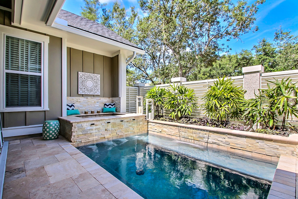 Foto di una piccola piscina chic rettangolare in cortile con una vasca idromassaggio e pavimentazioni in pietra naturale