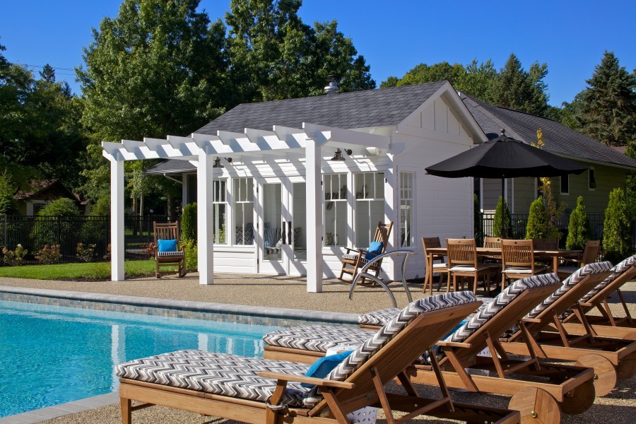 Diseño de casa de la piscina y piscina tradicional grande rectangular en patio trasero con gravilla