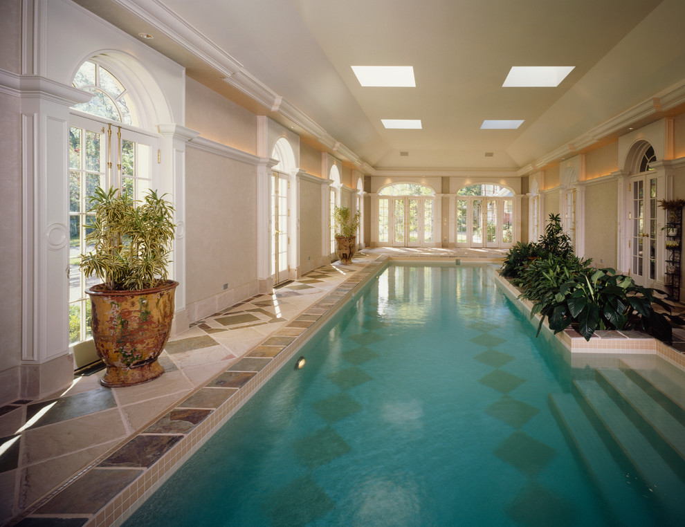 Klassischer Indoor-Pool in rechteckiger Form mit Natursteinplatten in Chicago