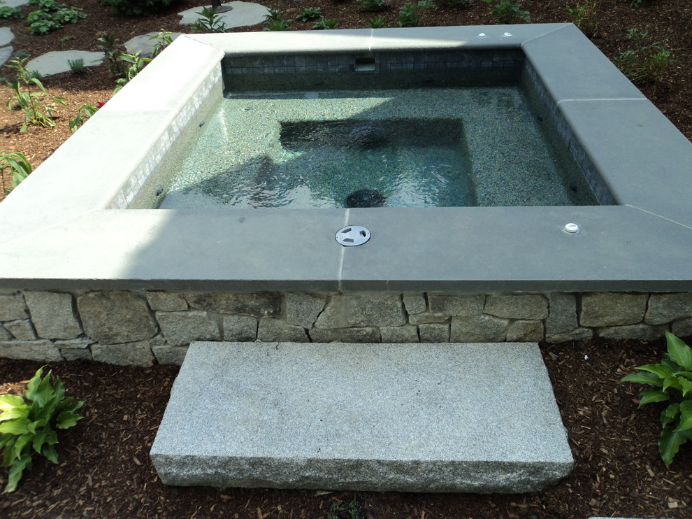 Geräumiger Moderner Pool hinter dem Haus in individueller Form mit Stempelbeton in Boston