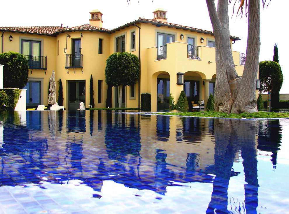 Свежая идея для дизайна: бассейн-инфинити в средиземноморском стиле - отличное фото интерьера