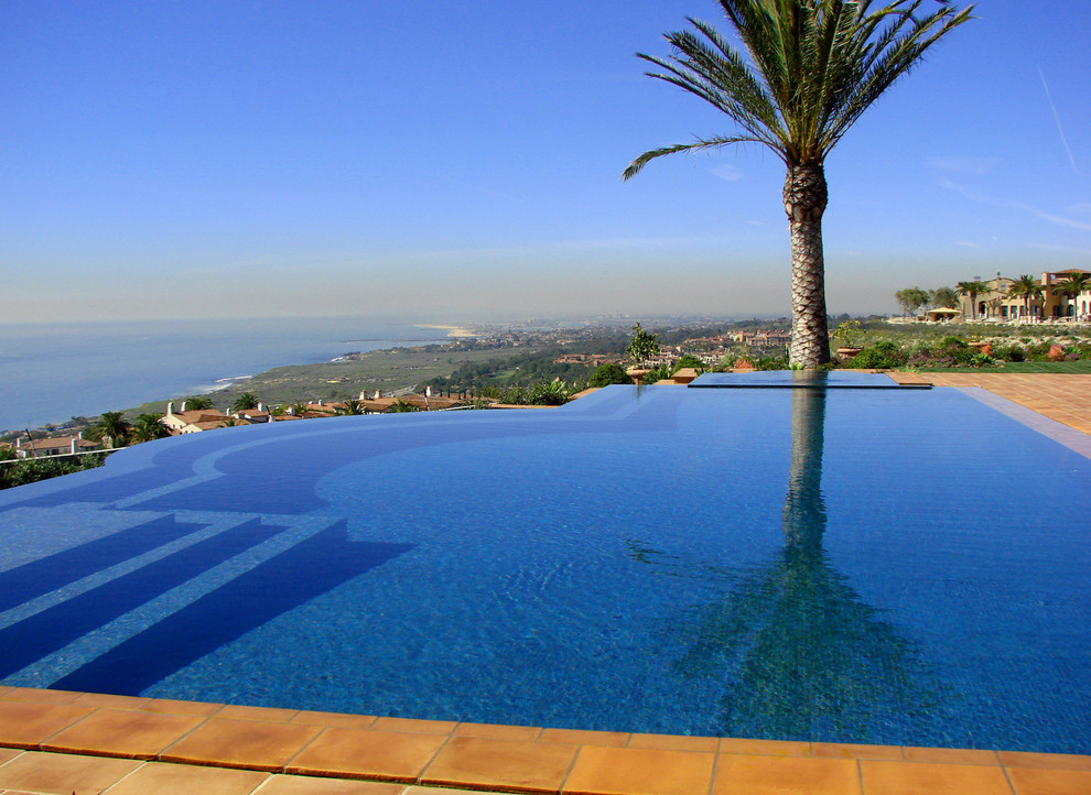Ispirazione per una piscina a sfioro infinito mediterranea