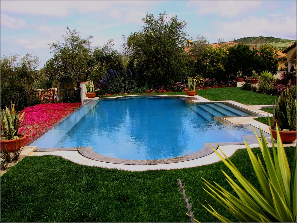 Idee per una piscina a sfioro infinito mediterranea
