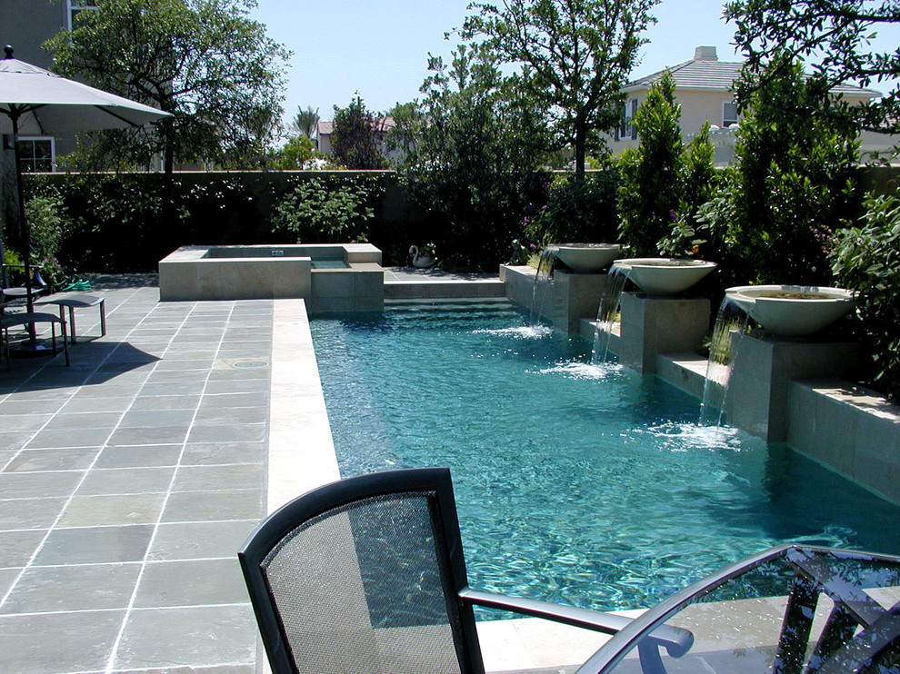 Diseño de piscina contemporánea rectangular
