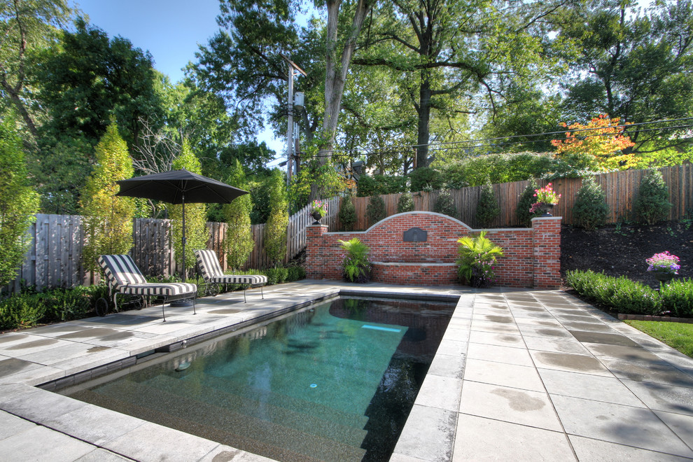 На фото: бассейн в классическом стиле с покрытием из каменной брусчатки