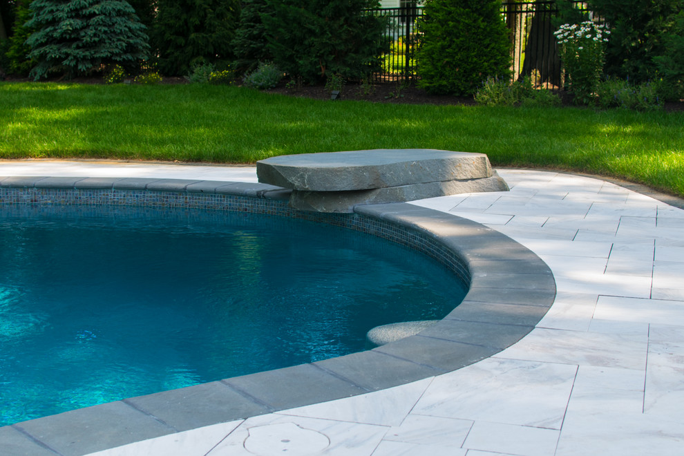 Inspiration för en mellanstor funkis anpassad pool på baksidan av huset, med spabad och naturstensplattor