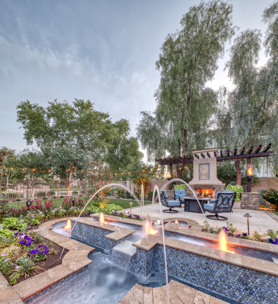 Ejemplo de piscina natural actual grande en patio trasero con paisajismo de piscina y adoquines de hormigón
