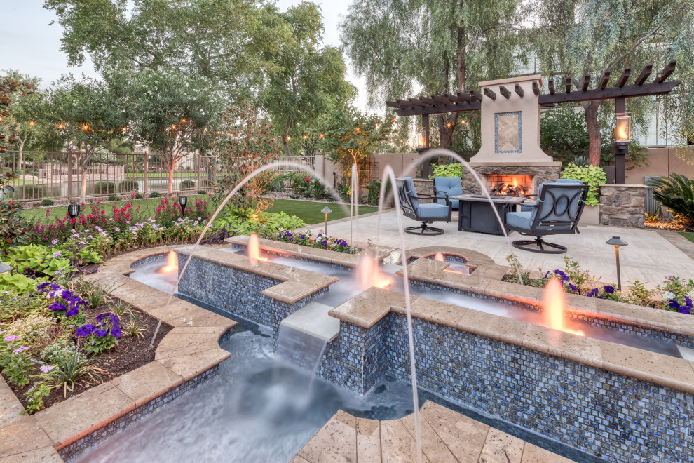 На фото: большой естественный ландшафтный бассейн на заднем дворе в современном стиле с мощением тротуарной плиткой с