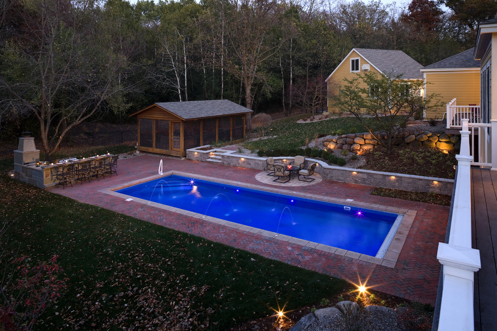 Идея дизайна: большой спортивный, прямоугольный бассейн на заднем дворе в классическом стиле с мощением клинкерной брусчаткой