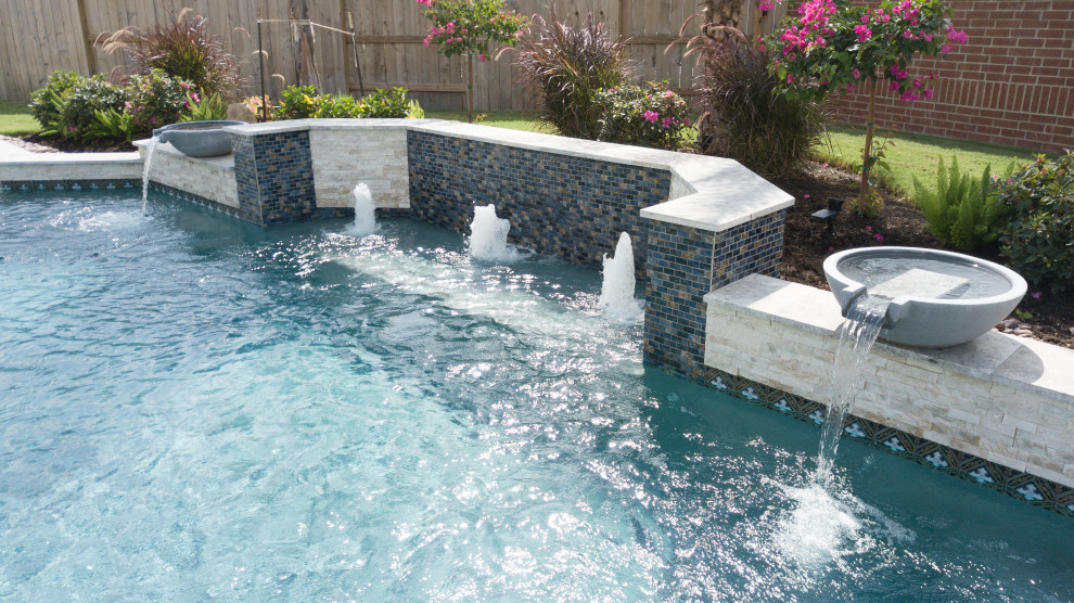 Geräumiger Mediterraner Pool hinter dem Haus in individueller Form mit Dielen in Houston