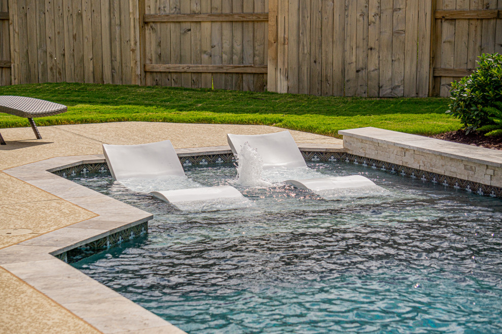 Immagine di un'ampia piscina mediterranea personalizzata dietro casa con pedane